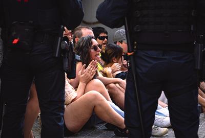 Desnonament de dilluns passat d’una família al carrer Lepant amb tres fills menors. @tgamadeu_photo